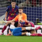 Aksi Dorong Rekan Setim, Kiper Barcelona Joan Garcia Dikritik: Tidak Sportif!