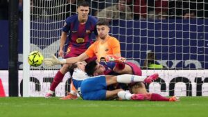 Aksi Dorong Rekan Setim, Kiper Barcelona Joan Garcia Dikritik: Tidak Sportif!